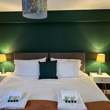 Orange Lilly In Stroud With Free Parking Apartment Bagian luar foto