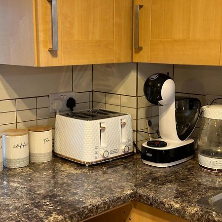 Orange Lilly In Stroud With Free Parking Apartment Bagian luar foto