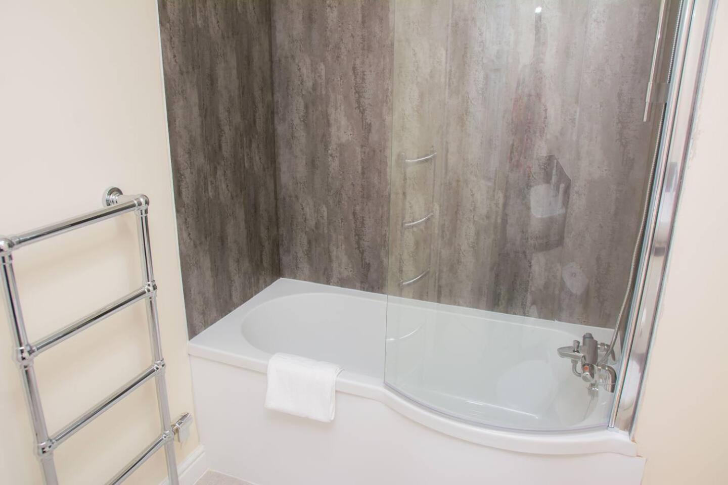 Orange Lilly In Stroud With Free Parking Apartment Bagian luar foto