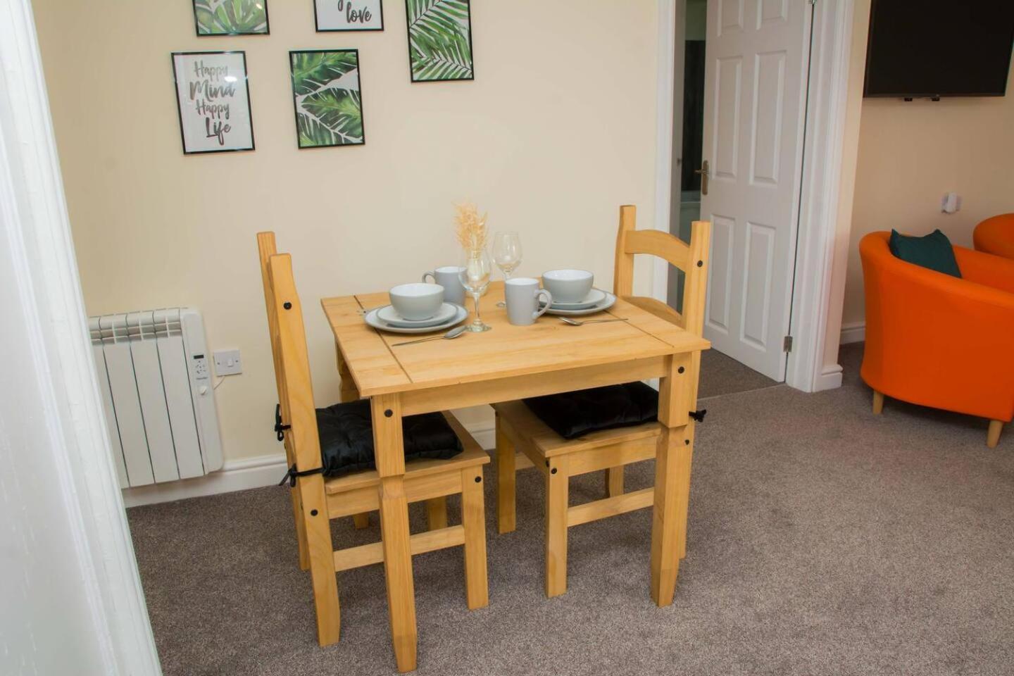 Orange Lilly In Stroud With Free Parking Apartment Bagian luar foto