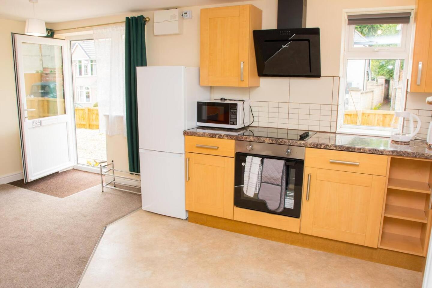 Orange Lilly In Stroud With Free Parking Apartment Bagian luar foto