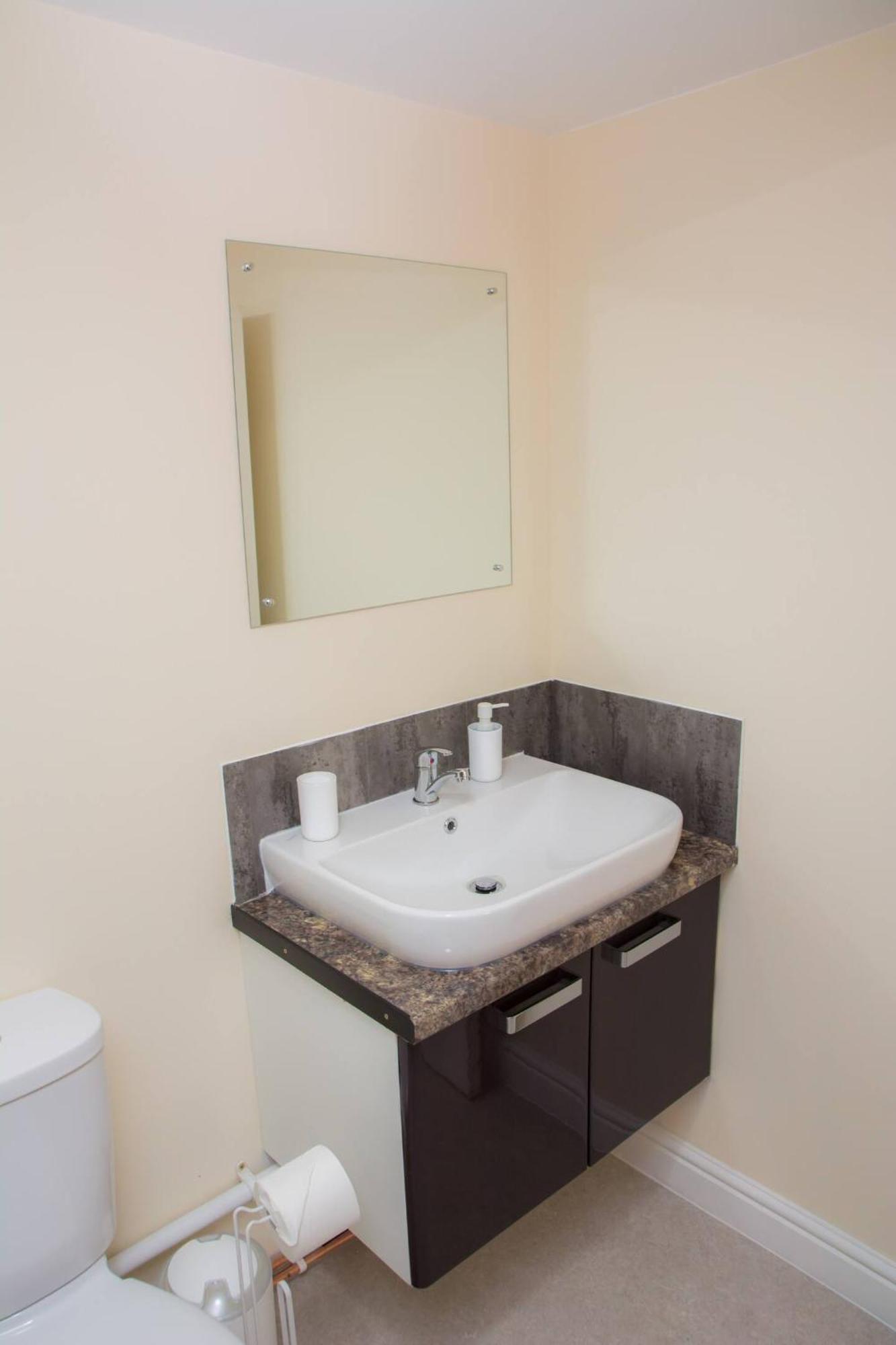 Orange Lilly In Stroud With Free Parking Apartment Bagian luar foto