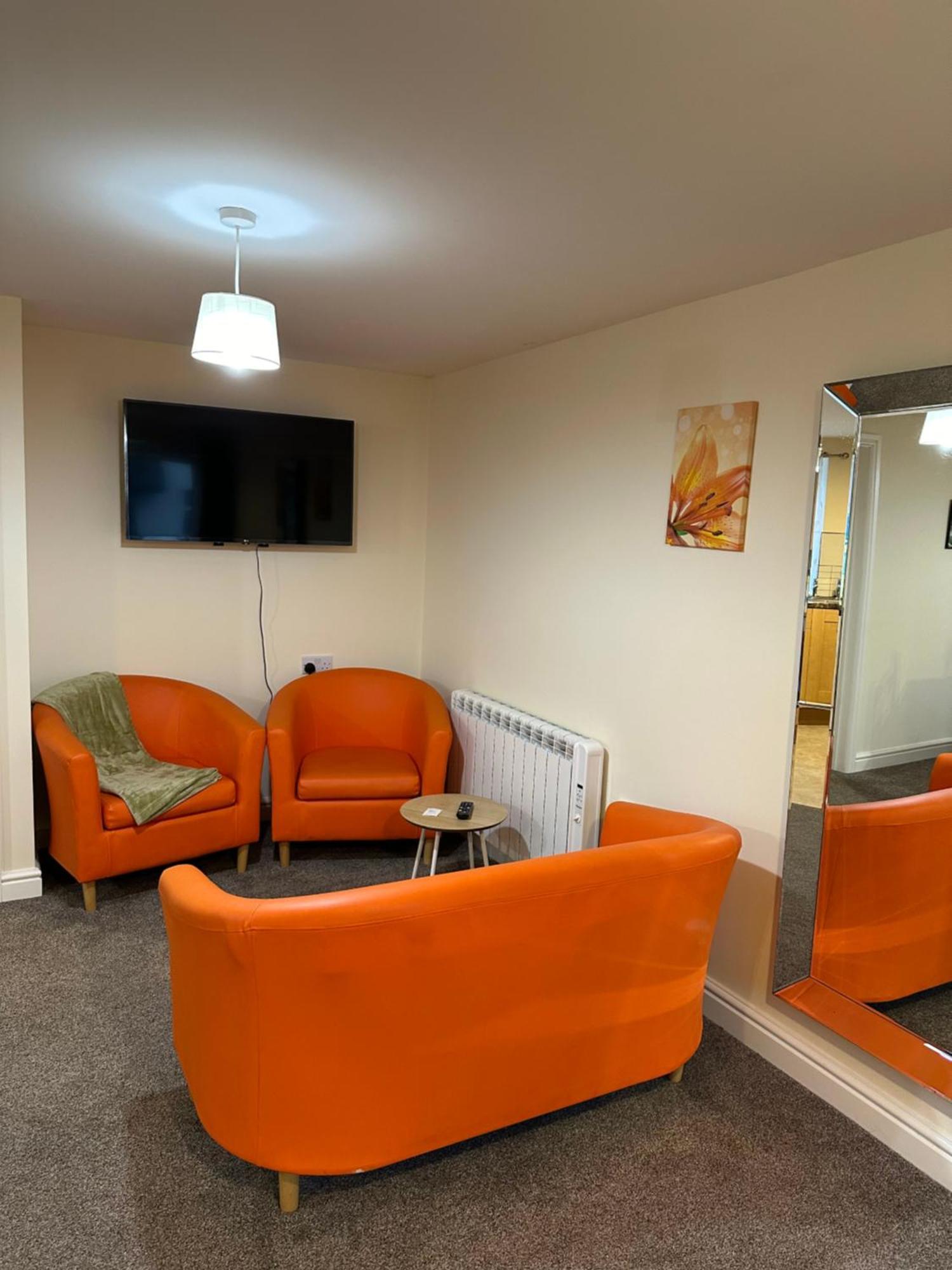 Orange Lilly In Stroud With Free Parking Apartment Bagian luar foto