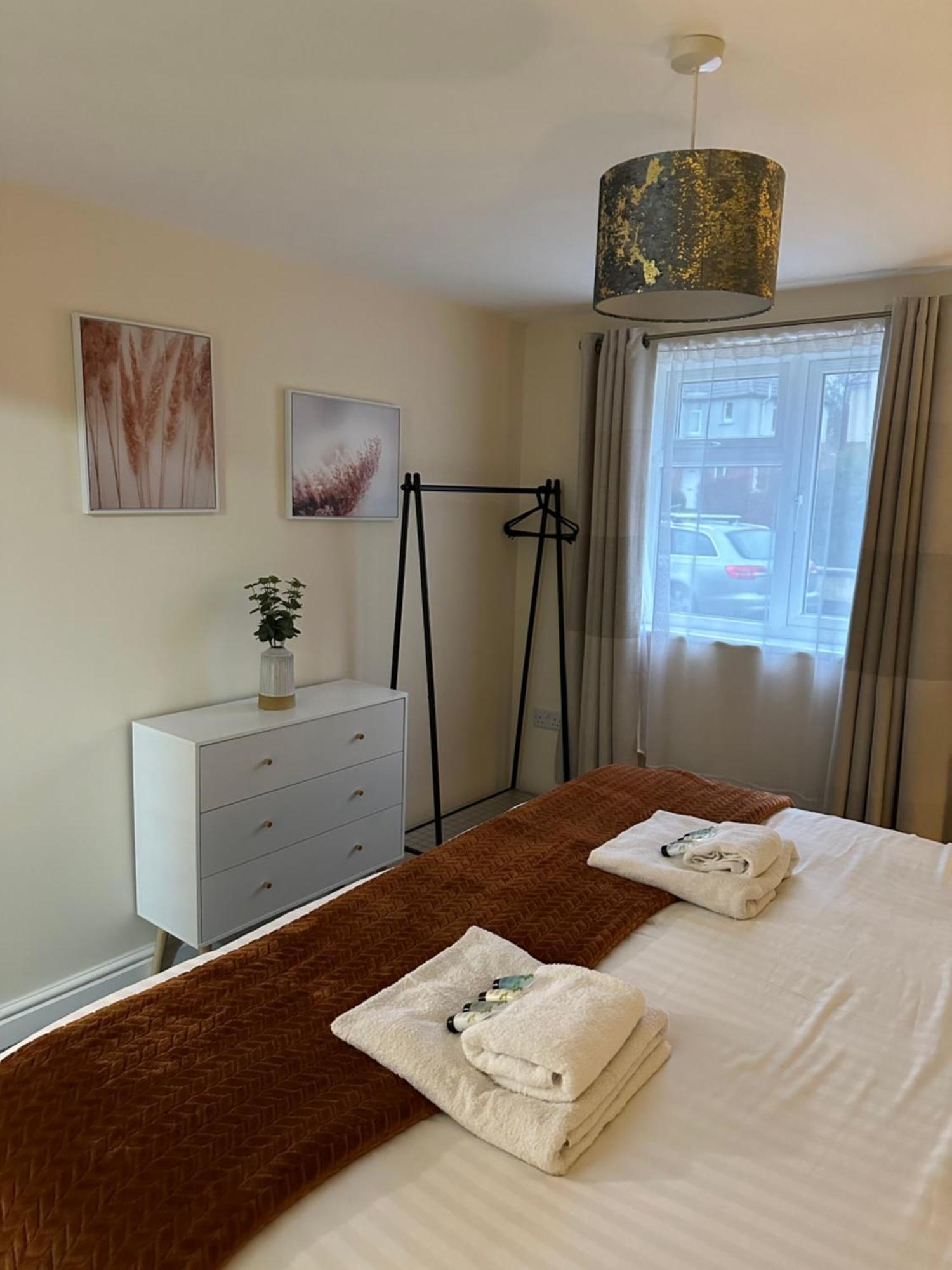 Orange Lilly In Stroud With Free Parking Apartment Bagian luar foto