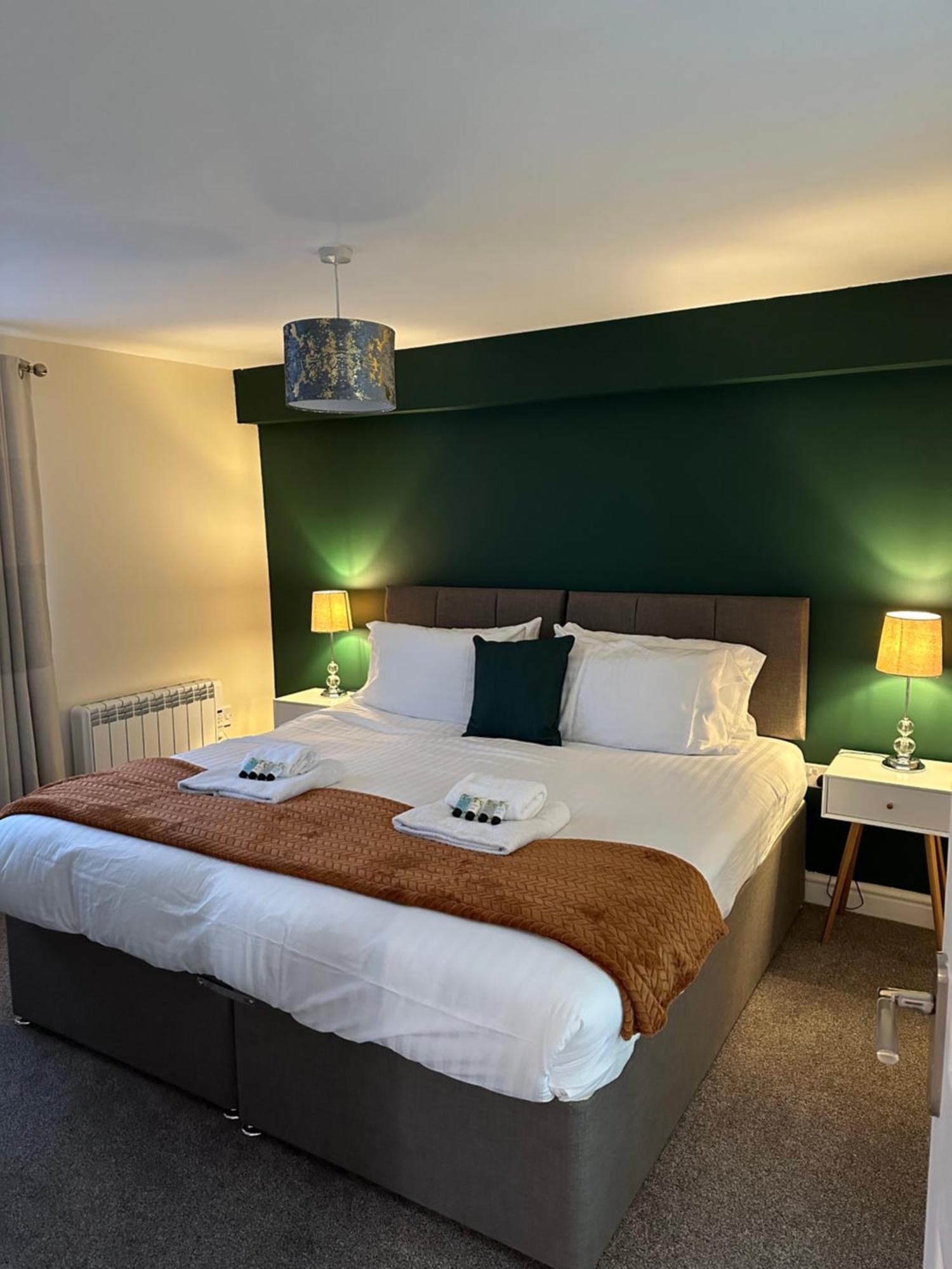 Orange Lilly In Stroud With Free Parking Apartment Bagian luar foto