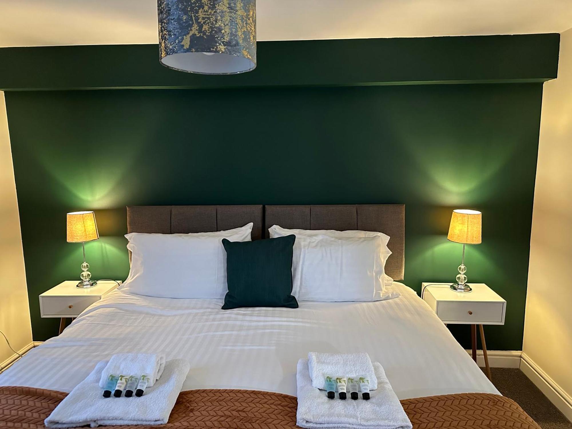 Orange Lilly In Stroud With Free Parking Apartment Bagian luar foto