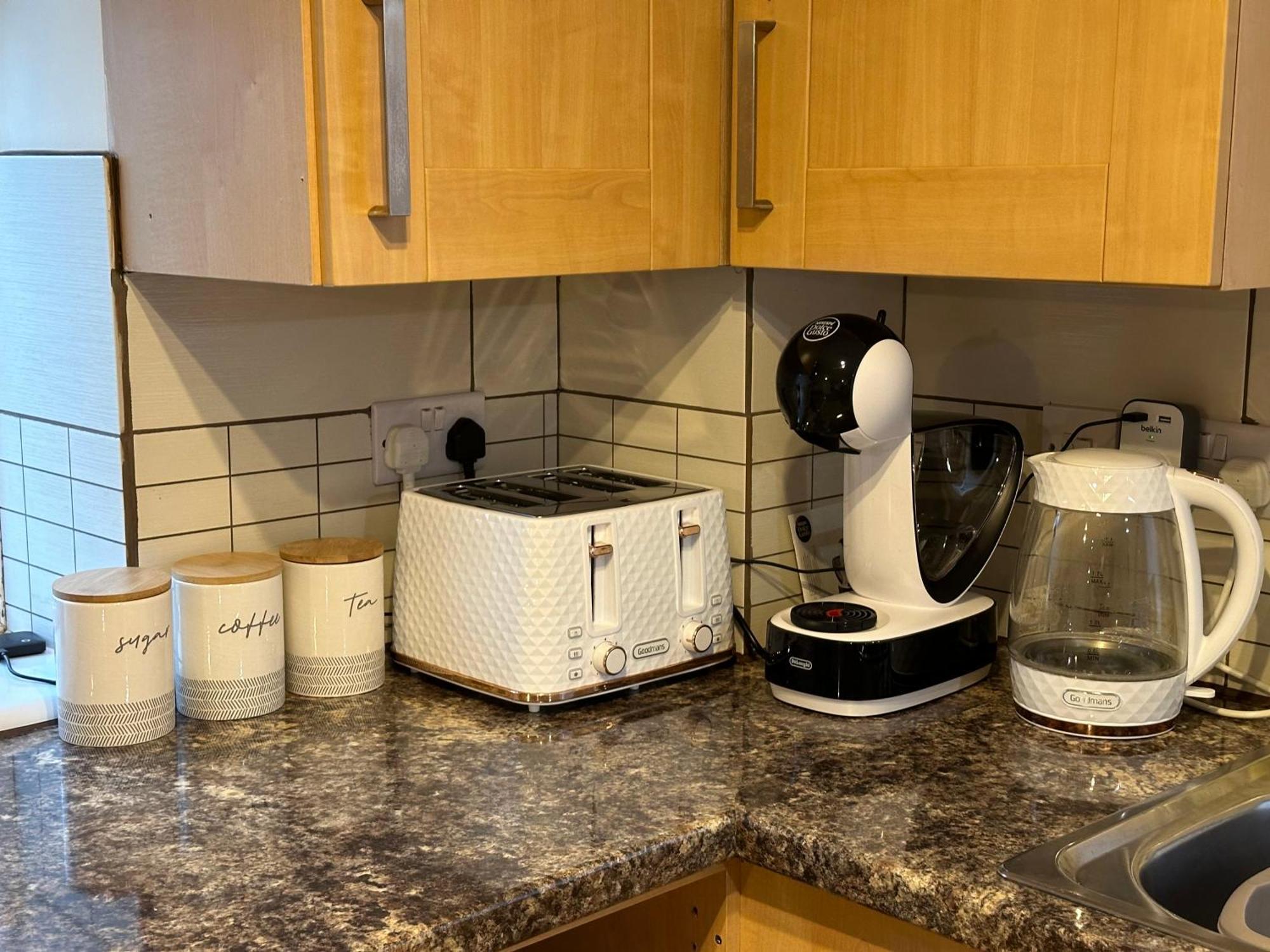 Orange Lilly In Stroud With Free Parking Apartment Bagian luar foto