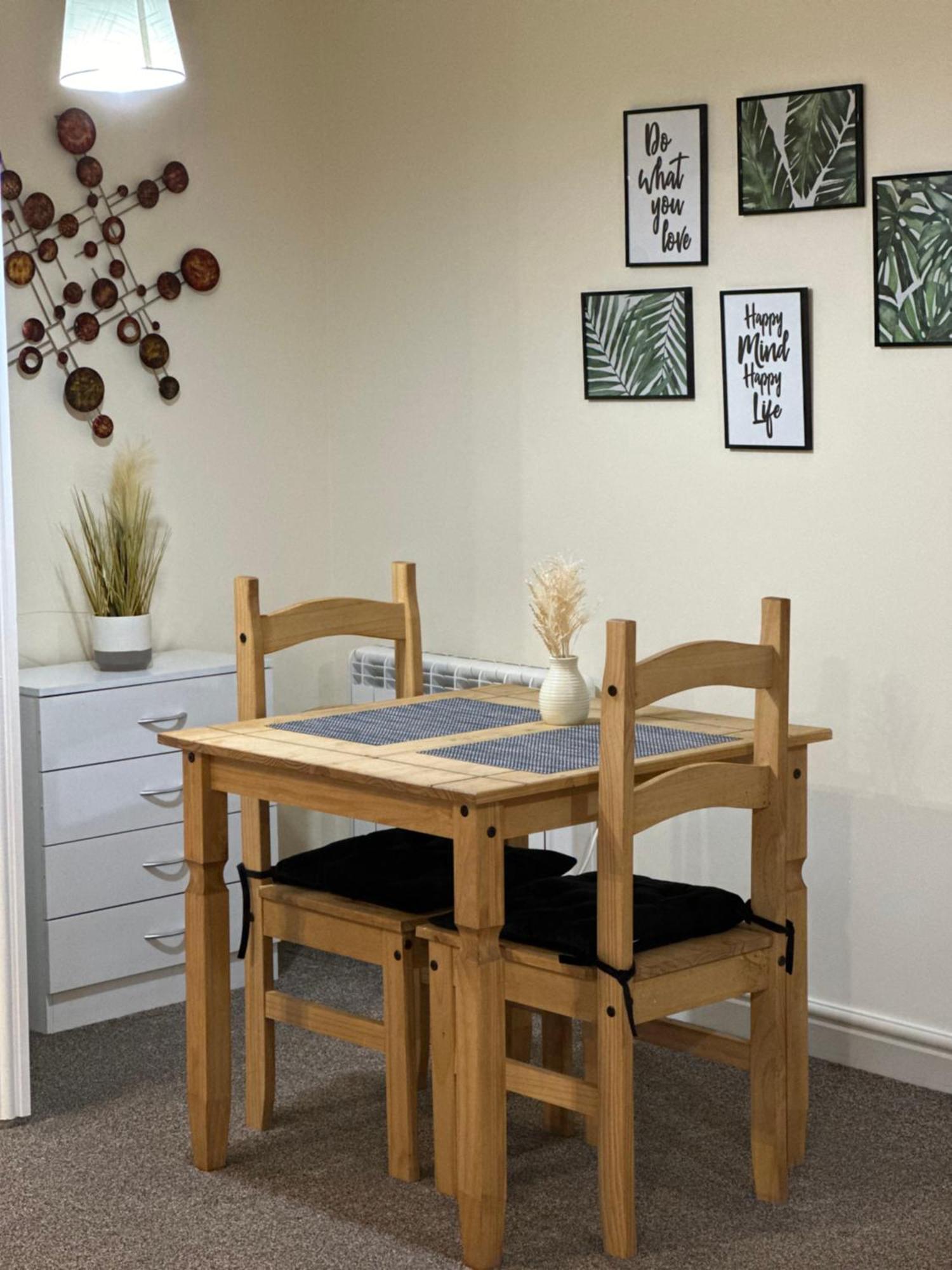 Orange Lilly In Stroud With Free Parking Apartment Bagian luar foto