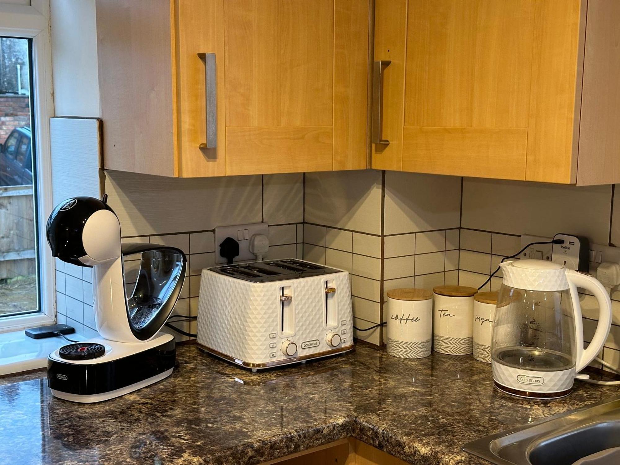 Orange Lilly In Stroud With Free Parking Apartment Bagian luar foto