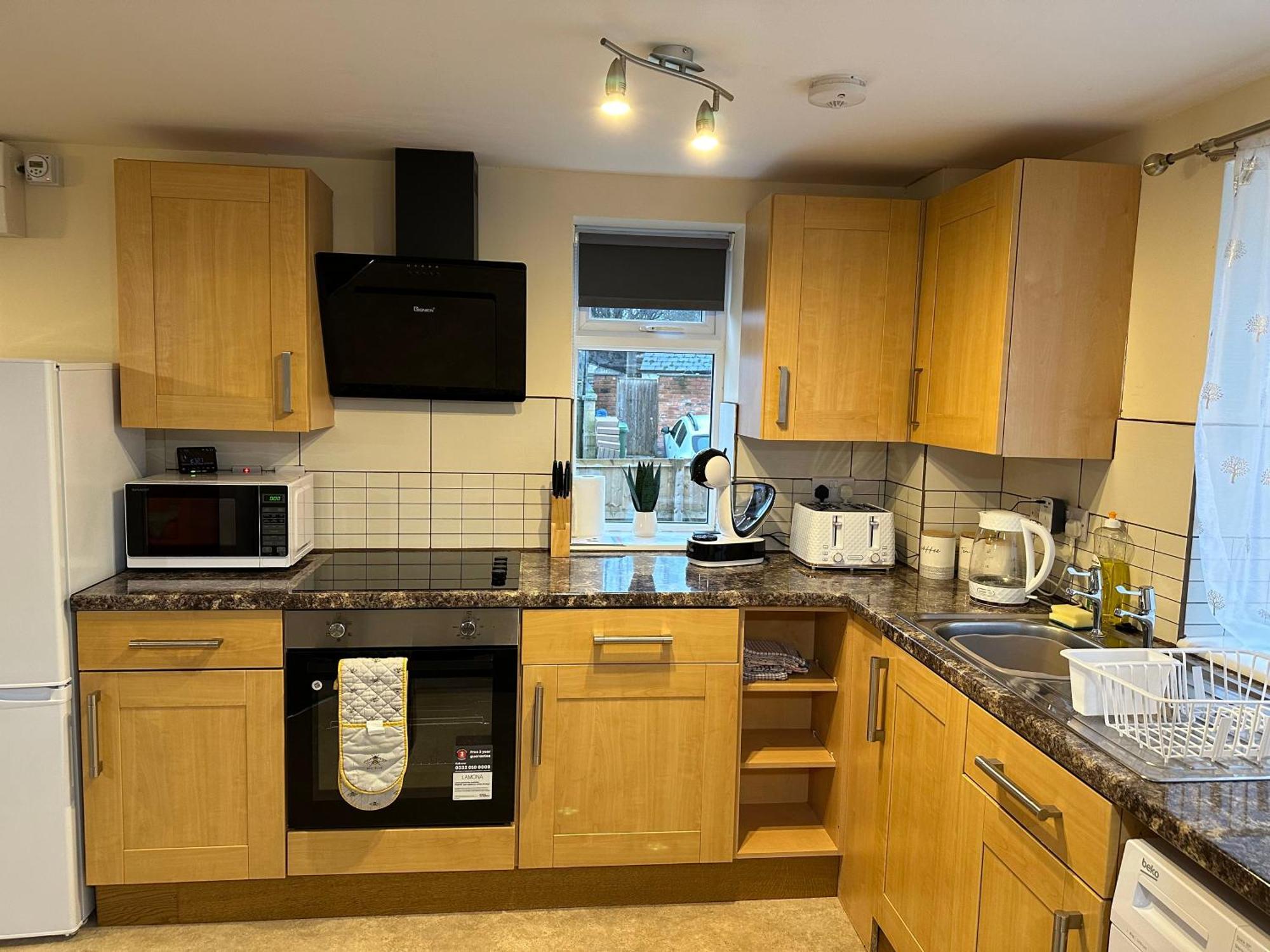 Orange Lilly In Stroud With Free Parking Apartment Bagian luar foto