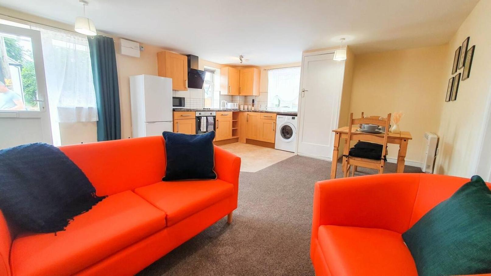 Orange Lilly In Stroud With Free Parking Apartment Bagian luar foto