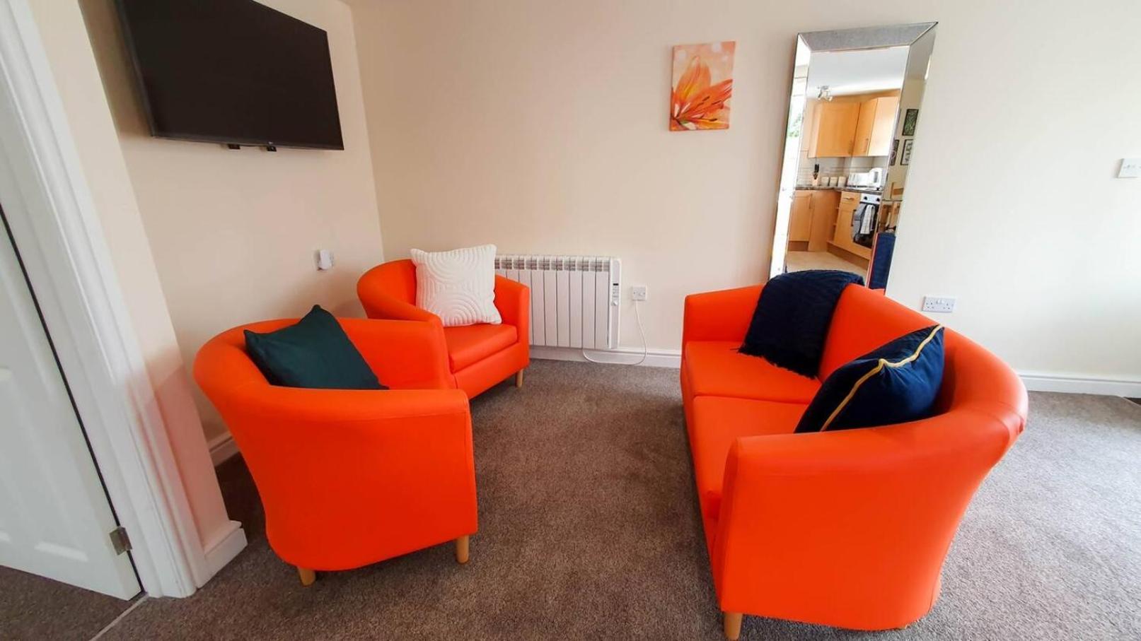 Orange Lilly In Stroud With Free Parking Apartment Bagian luar foto