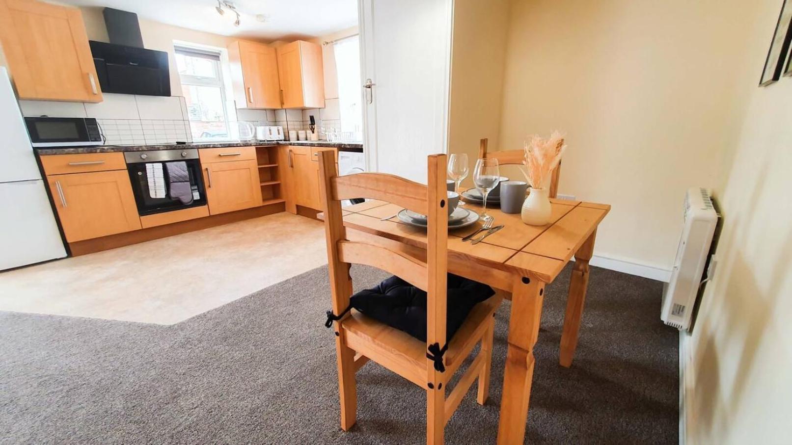 Orange Lilly In Stroud With Free Parking Apartment Bagian luar foto